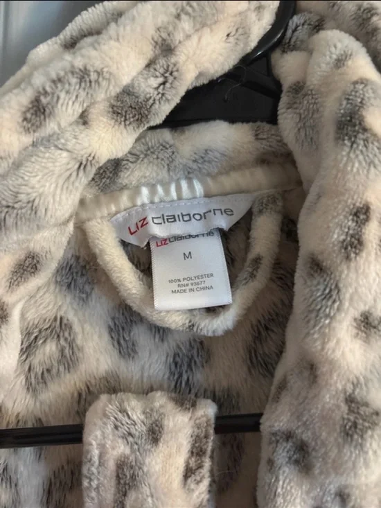 Robe - Picture 4 of 7